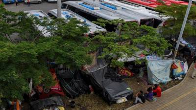 Venezuelanos deslocados constroem acampamento improvisado na Colômbia