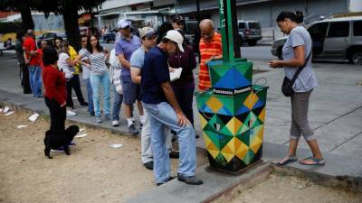 Venezuelanos procuram sinal de telemóvel para tentar saber notícias dos familiares