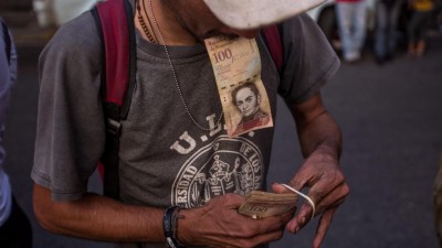 Venezuelanos protestam em várias cidades por falta de notas nos bancos