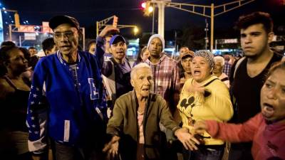 Venezuelanos protestam por falta de pernil, de alimentos e de gasolina