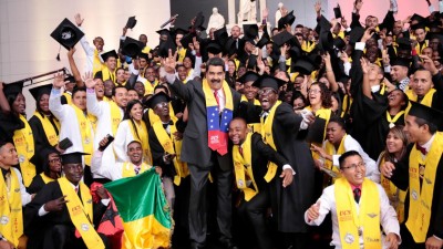 Venezuelanos saíram às ruas de Caracas em defesa de Nicolás Maduro
