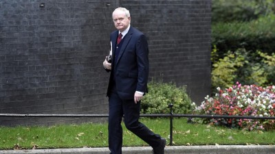 Vice-primeiro-ministro da Irlanda do Norte demite-se e ameaça fazer cair governo