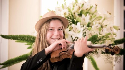 Violinista russa, Olga Ladeishchikova, abre desfile ‘Autumn Leaves’ no Funchal
