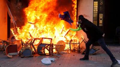 Violência dos protestos força Governo francês a rever a sua estratégia