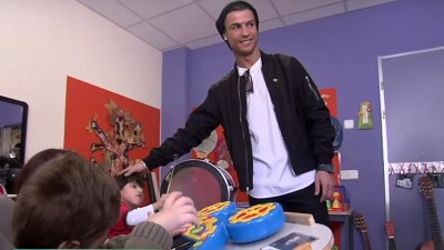 Visita emocionante de CR7 a crianças com paralisia cerebral registada em vídeo