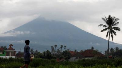 Voos em Bali recomeçam, mas cinza continua a perturbar aviação