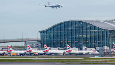 Voos suspensos no aeroporto londrino de Heathrow após avistamento de drone