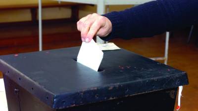 Votar no Minnesota com roupa com mensagens políticas é um direito