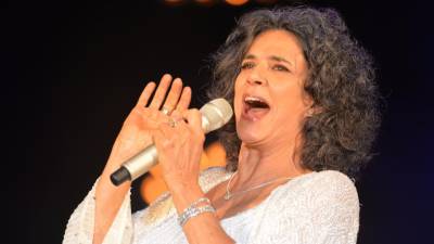 Voz de Simone encheu a Praça do Povo