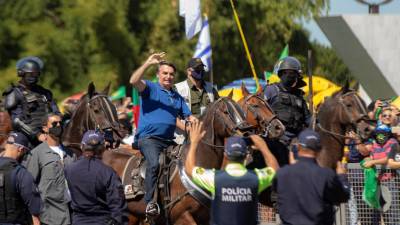 Várias pessoas feridas em confrontos entre apoiantes e críticos do Presidente do Brasil