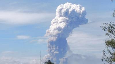 Vulcão entra em erupção na mesma ilha indonésia afetada por sismo e tsunami