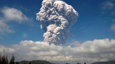 Vulcão indonésio Sinabung expele coluna de fumo e cinzas até 5 km de altitude