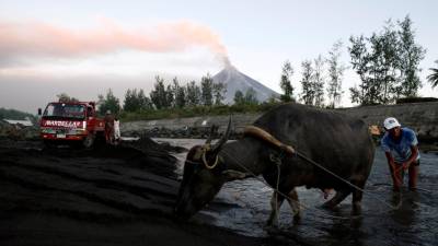 Vulcão nas Filipinas continua em erupção, 40 mil pessoas procuram abrigo
