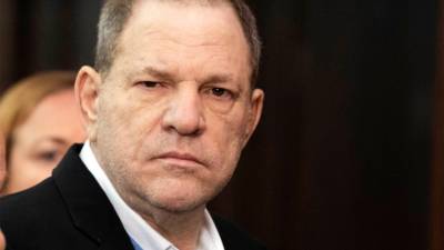 Weinstein acusado formalmente de violação e outros delitos sexuais
