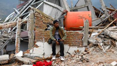 Zonas afectadas por sismo na Indonésia desinfectadas por helicóptero