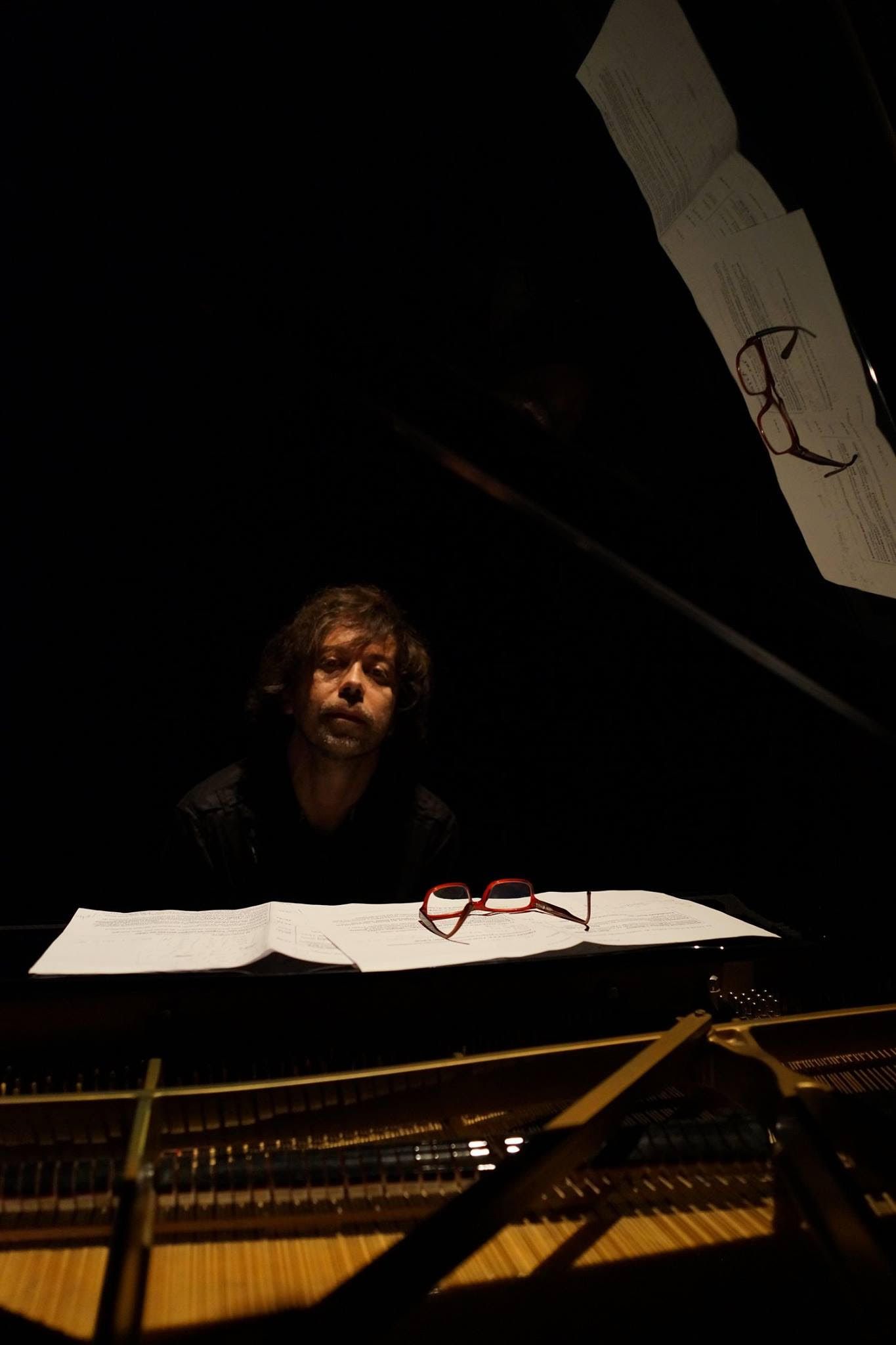 Concerto de improvisação de piano e percussão no Teatro Municipal