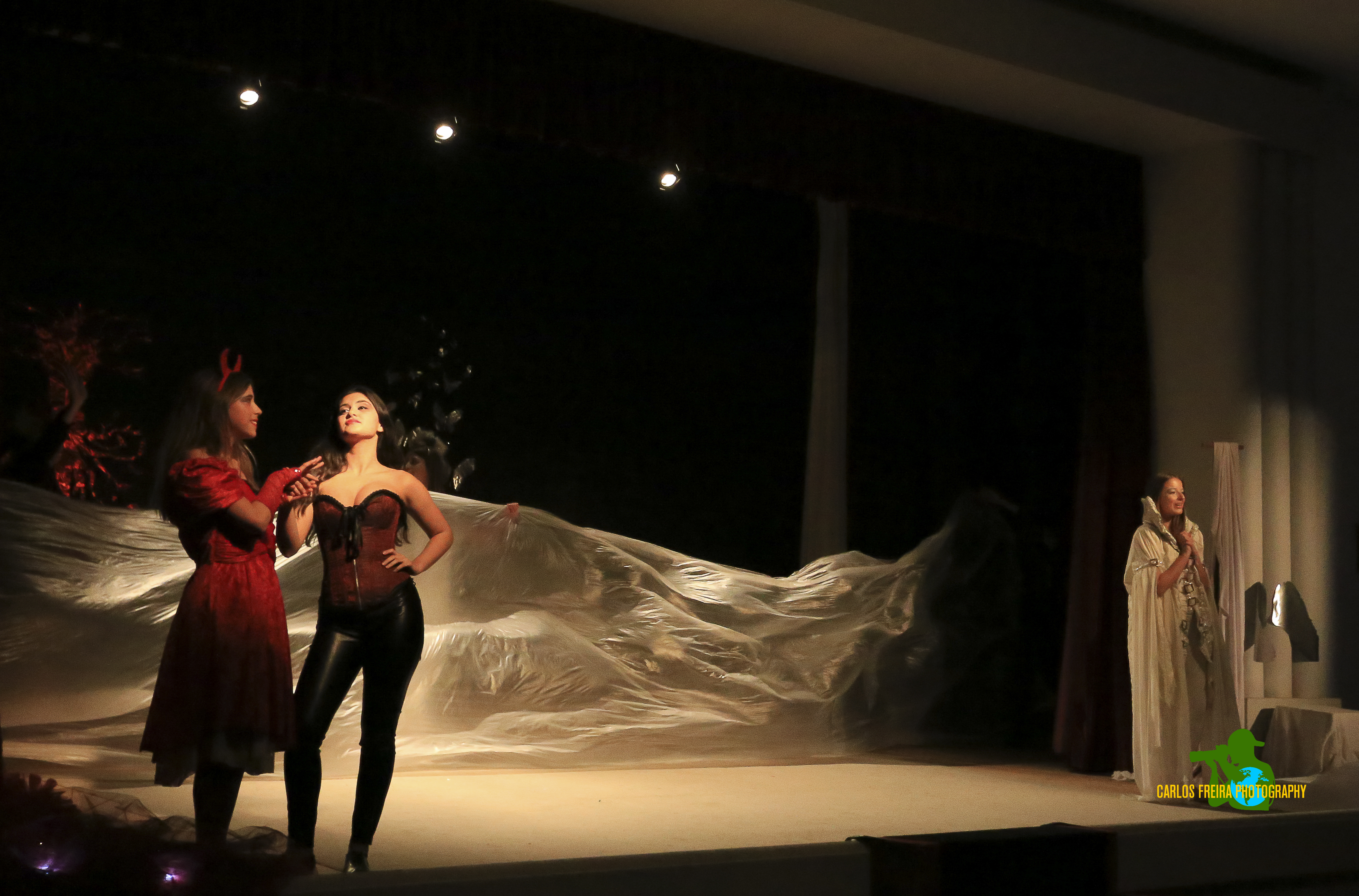 Abertura de Festival de Teatro Escolar com sátira à Gil Vicente e homenagem a Carlos Varela