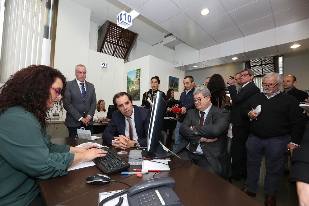 Miguel Albuquerque amanhã na Loja do Cidadão