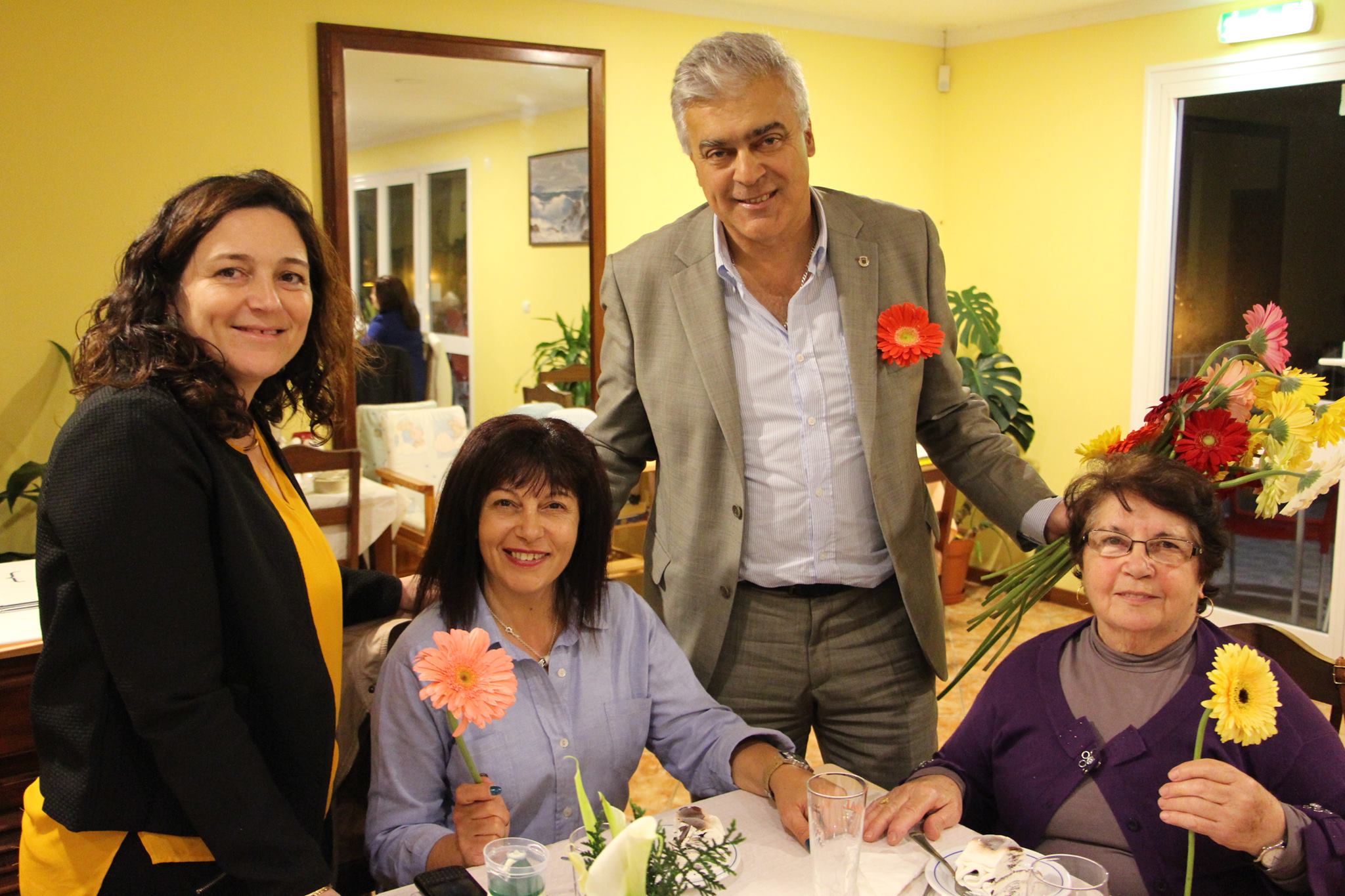 Emanuel Câmara e equipa ofereceram flores para homenagear as mulheres