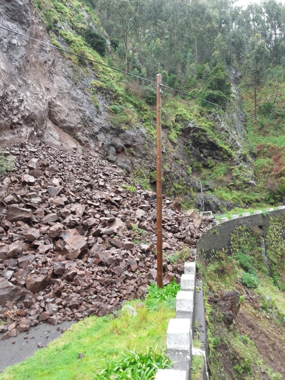 Derrocada na Encumeada mantém estrada fechada e recebe visita do governo