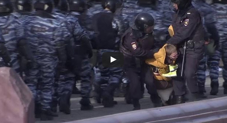 Moscovo: Polícia deteve líder da oposição Alexei Navalny durante protestos contra corrupção [vídeo]