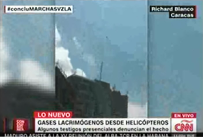 Na Venezuela as forças do regime lançam gás lacrimogéneo a partir de helicóptero [vídeo]