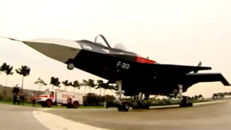 Teerã apresentou neste sábado vários equipamentos militares incluindo o novo caça Qaher F-313