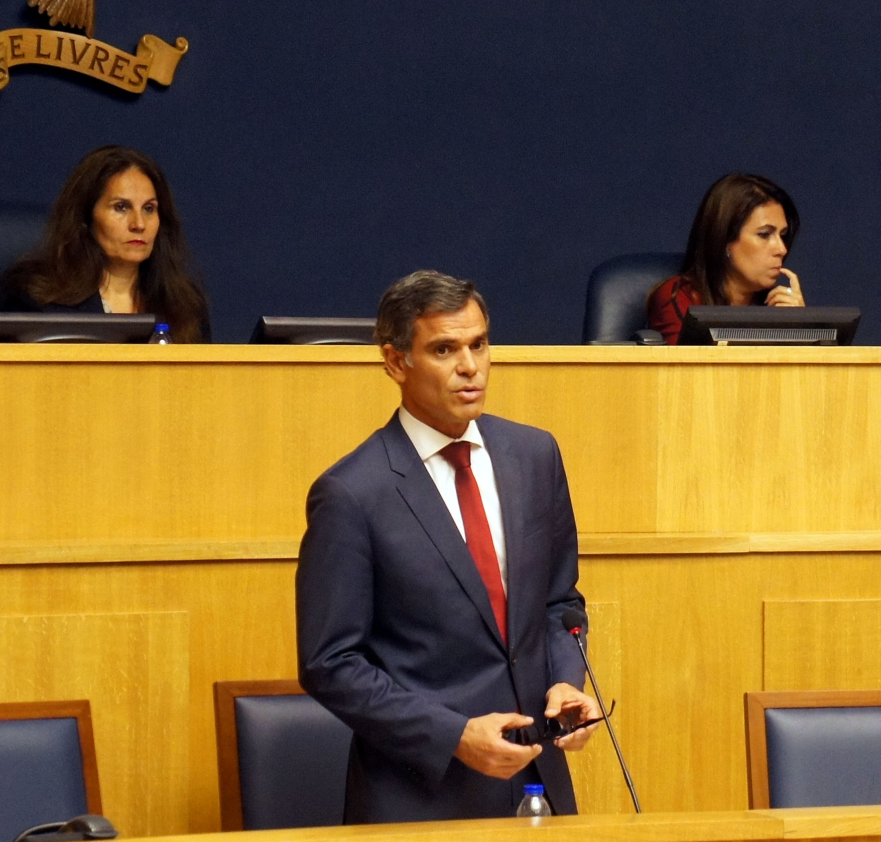 Eduardo Jesus esteve na ALRAM para apresentar ordenamento turístico – e criticar a CMF