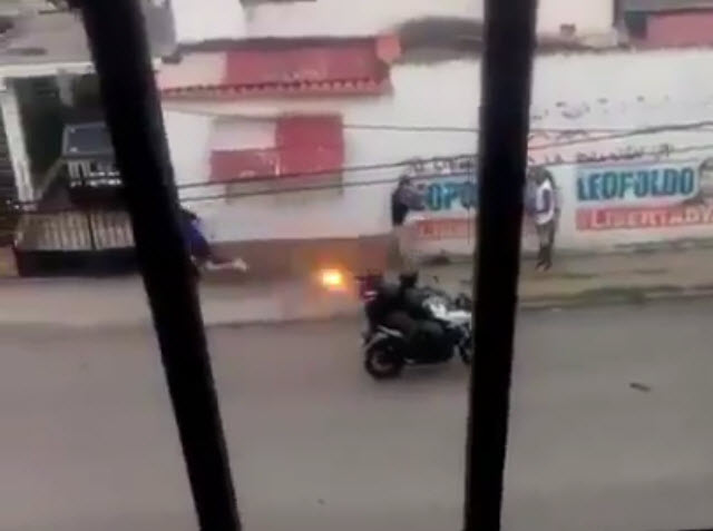 Guarda Nacional de Venezuela dispara à queima-roupa sobre manifestantes em La Víctoria [vídeo]