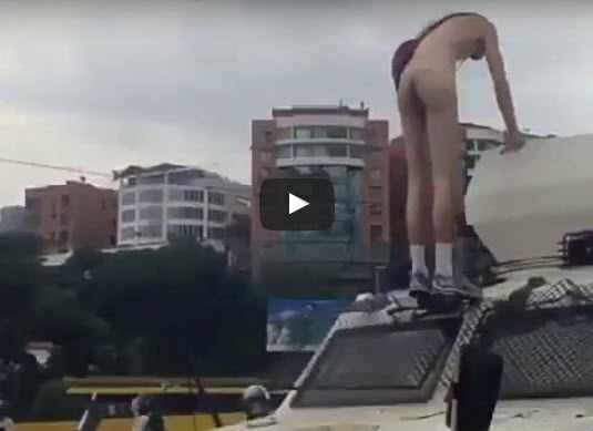 Venezuela: Homem manifesta-se pacificamente nu e com a bíblia na mão para demonstrar a Maduro que não é terrorista [vídeo]