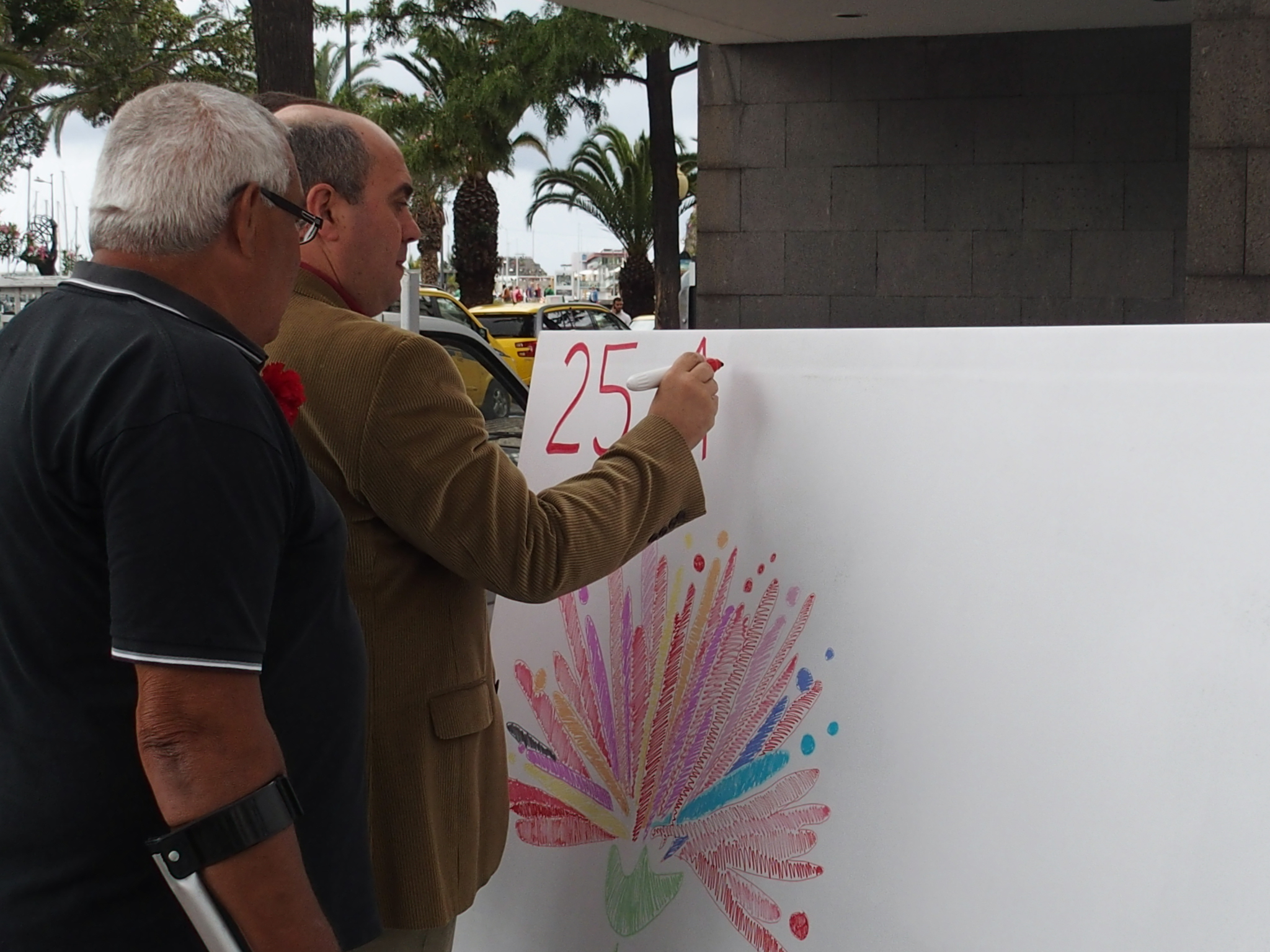 BE celebrou Abril com mural criativo frente à ALRAM; exposição de cartazes no Espaço Paulo Martins também merece uma visita