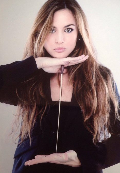 Jovem maestrina italiana Beatrice Venezi dirige a OCM em concerto