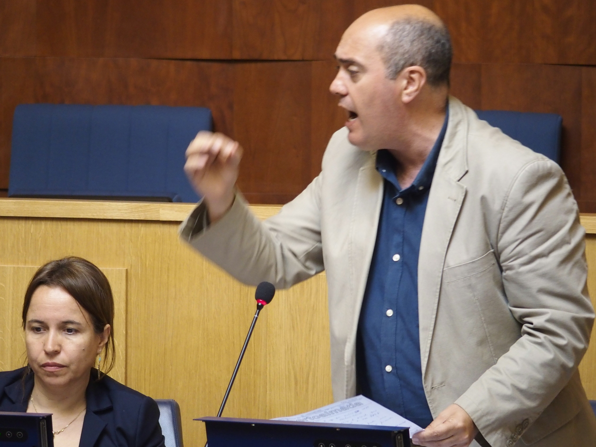 Rui Gonçalves e Governo Regional acusados de “insensibilidade” para com os cidadãos vergados sob dificuldades económicas