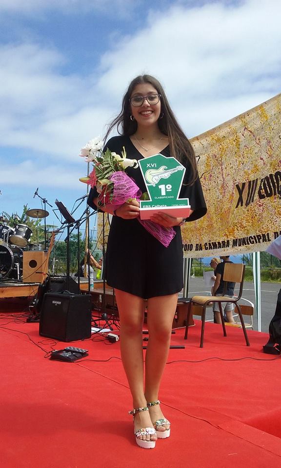 Adriana Sousa vence concurso de vozes da escola da Calheta