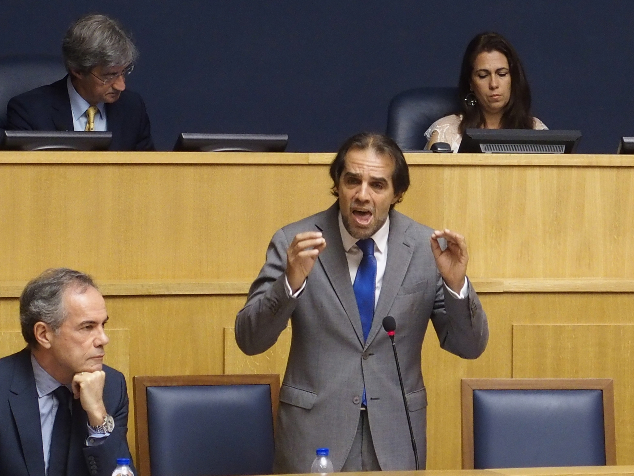 Oposição acusa Governo de não criar regras equitativas para a comunicação social e de bloquear crescimento das novas plataformas digitais, enquanto apoia rádios locais sem noticiários