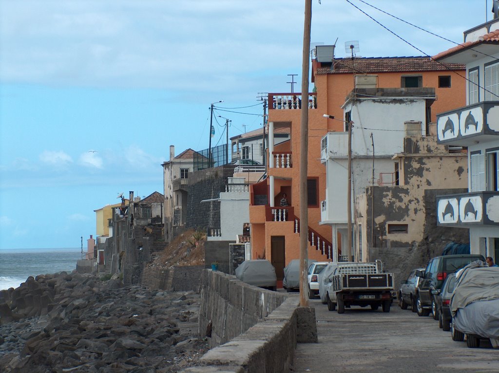 CDU denuncia extracção de pedra do calhau da praia do Paul do Mar