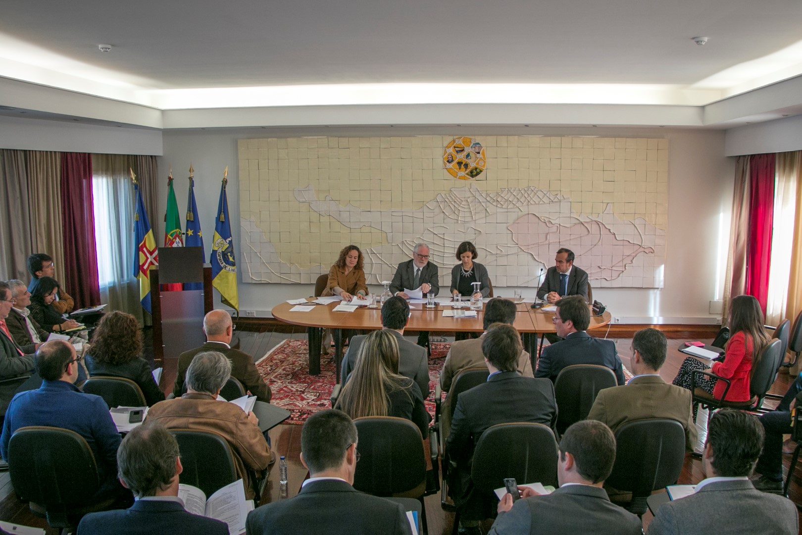 Câmara de Lobos aprova bolsas de estudo e regulamento de apoio à juventude