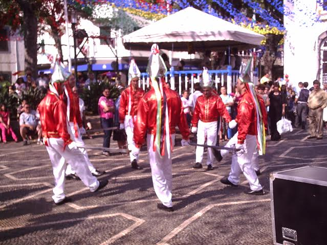 Grupo “Dança das Espadas” faz 17 anos… a participar no arraial de São Pedro da Ribeira Brava