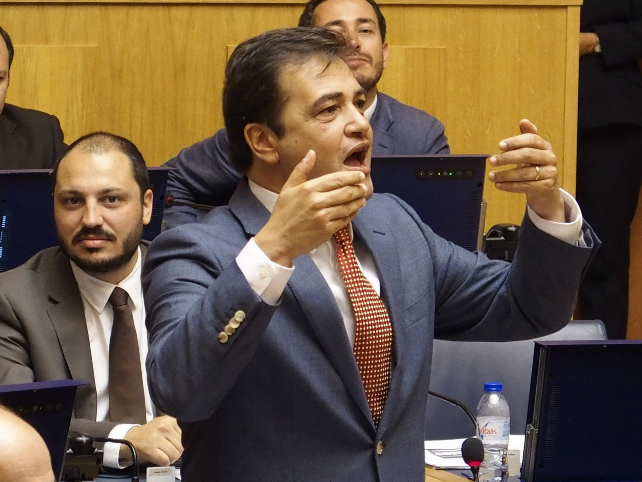 Carlos Rodrigues assume o risco da deselegância na Assembleia e pede o fim do Representante da República