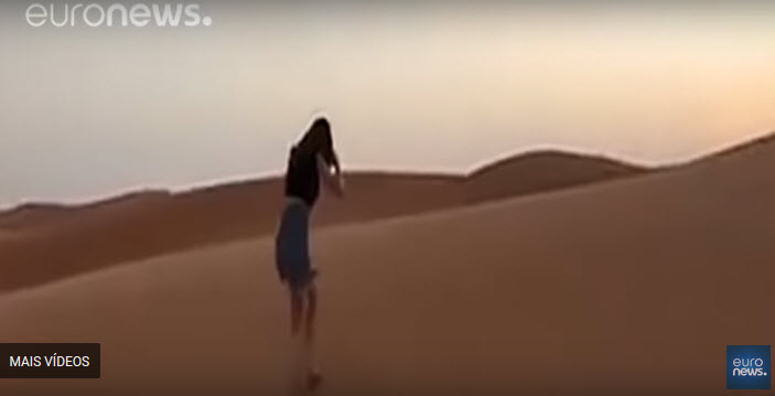 Arábia Saudita de olhos postos numa minissaia [vídeo]