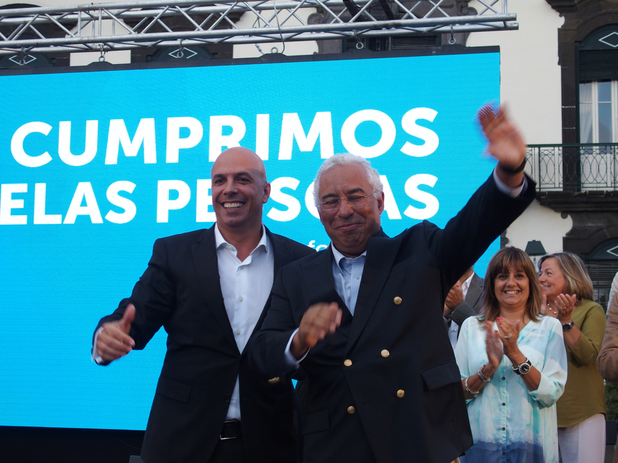 Cafôfo e Costa falaram com entusiasmo, mas Praça do Município só encheu pela metade