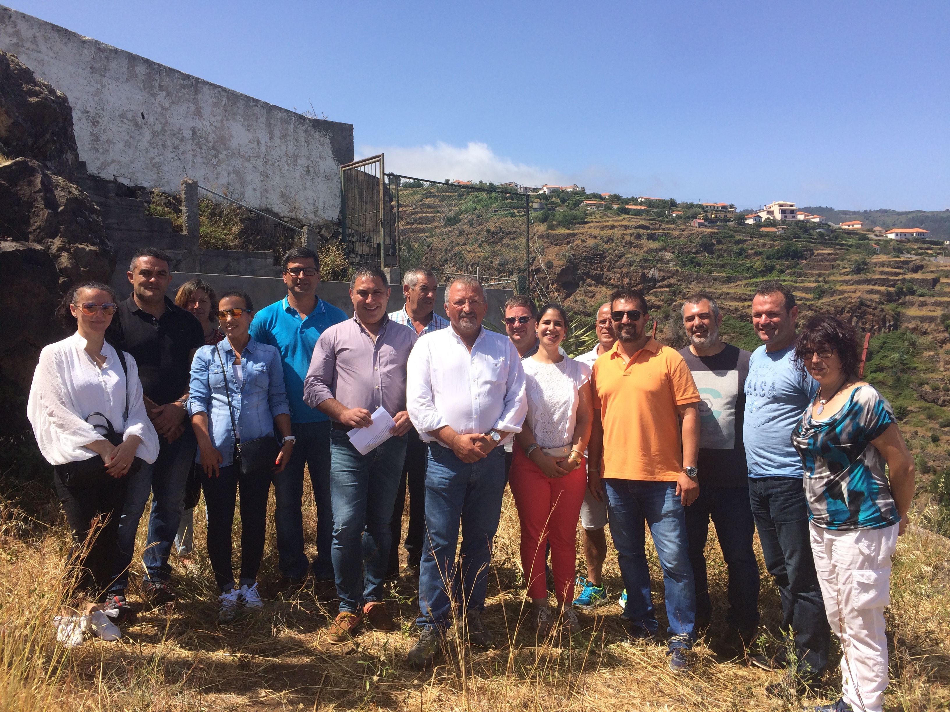 PSD pede limpeza de terrenos baldios e devolutos junto a casas em Santa Cruz