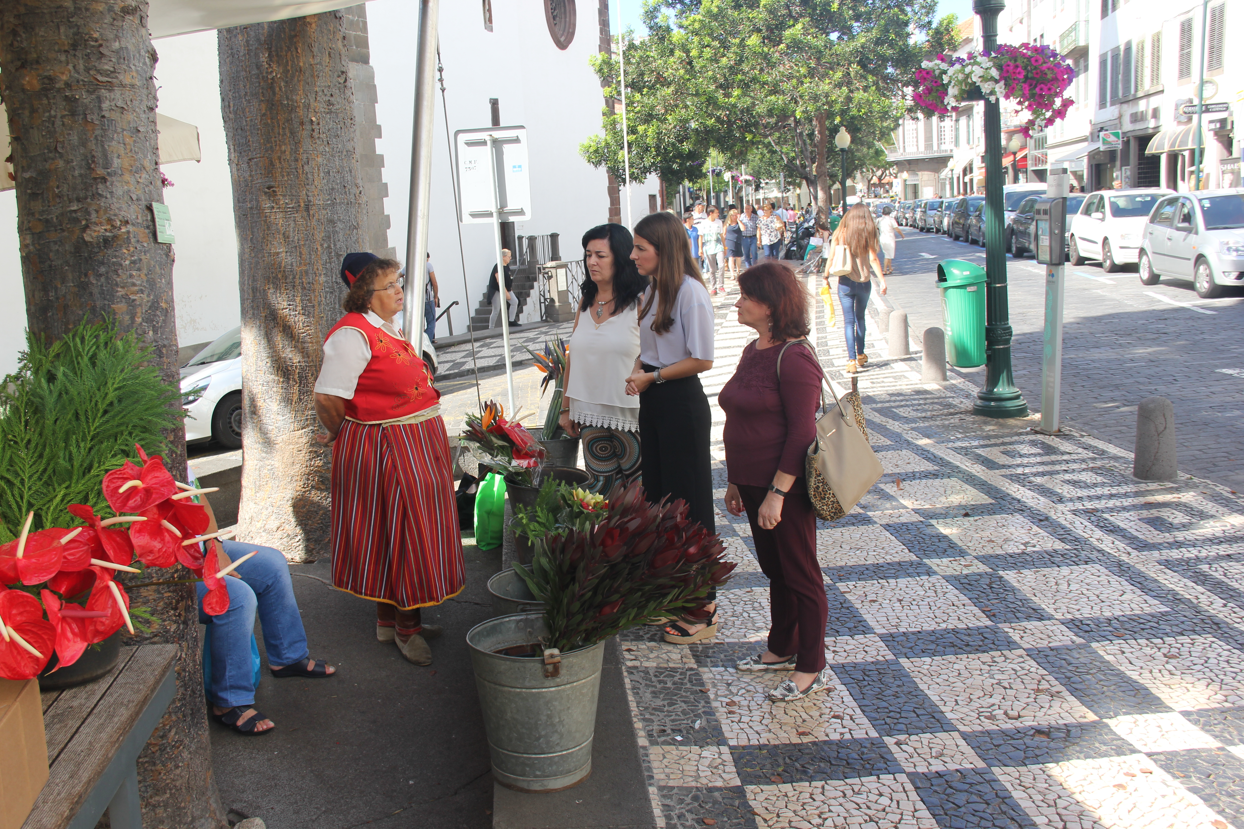 Raquel Coelho quer melhores condições para preservar a tradição das floristas no centro do Funchal