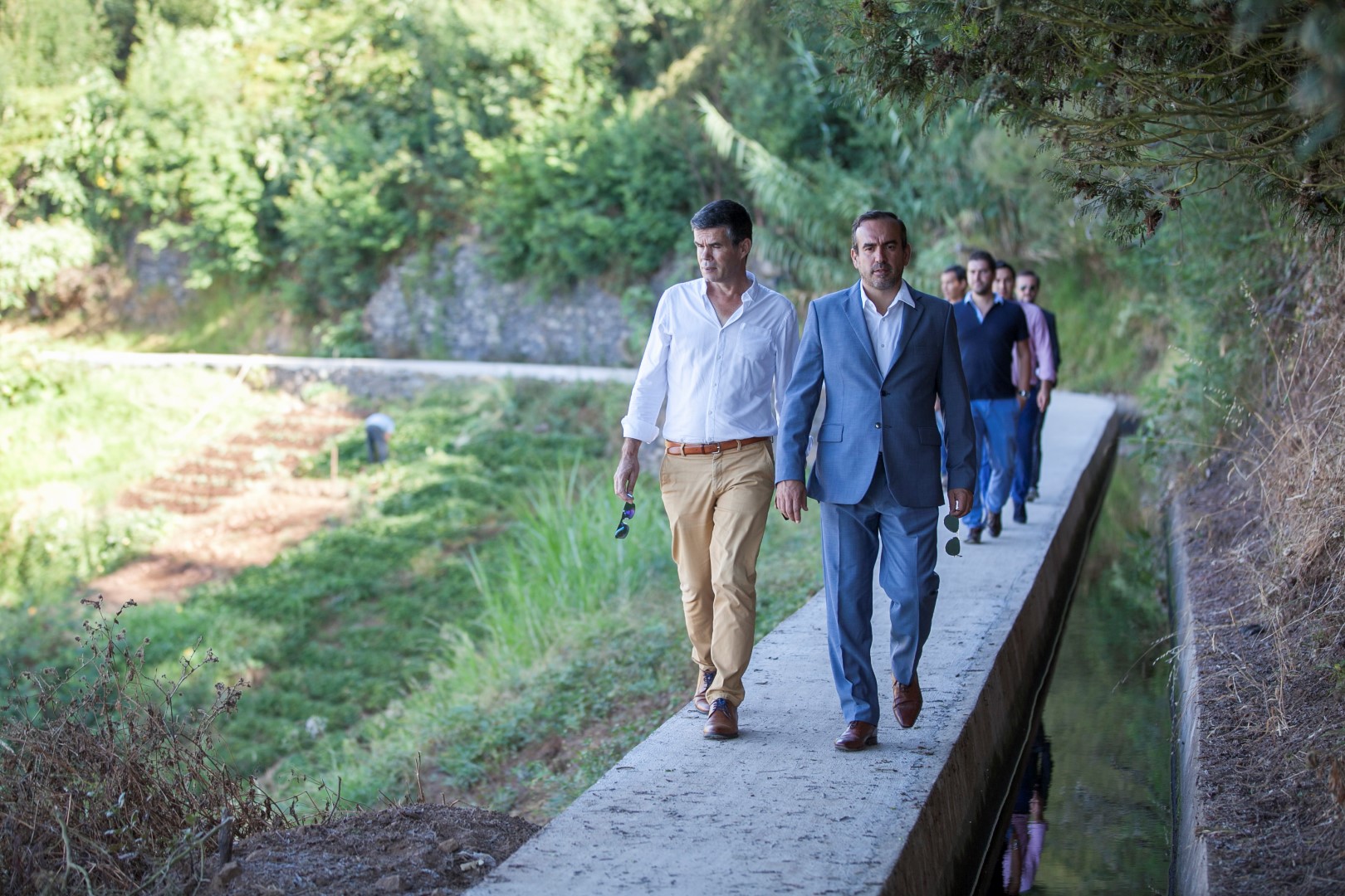Pedro Coelho e Gabriel Pereira visitaram obra de requalificação de vereda junto à Levada do Norte