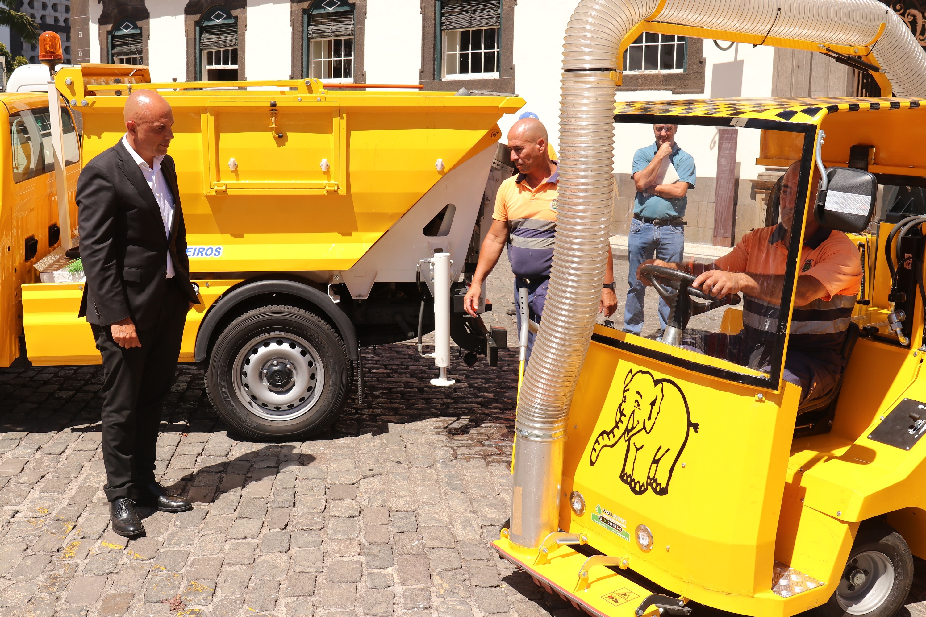 CMF com novos equipamentos de limpeza urbana