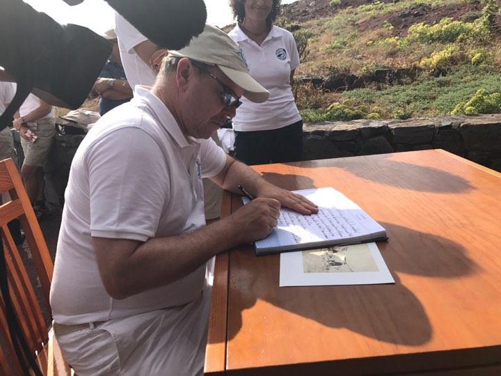 Banquete de espetada e milho frito servido a Alberto de Mónaco nas Desertas com visita de estudo aos lobos