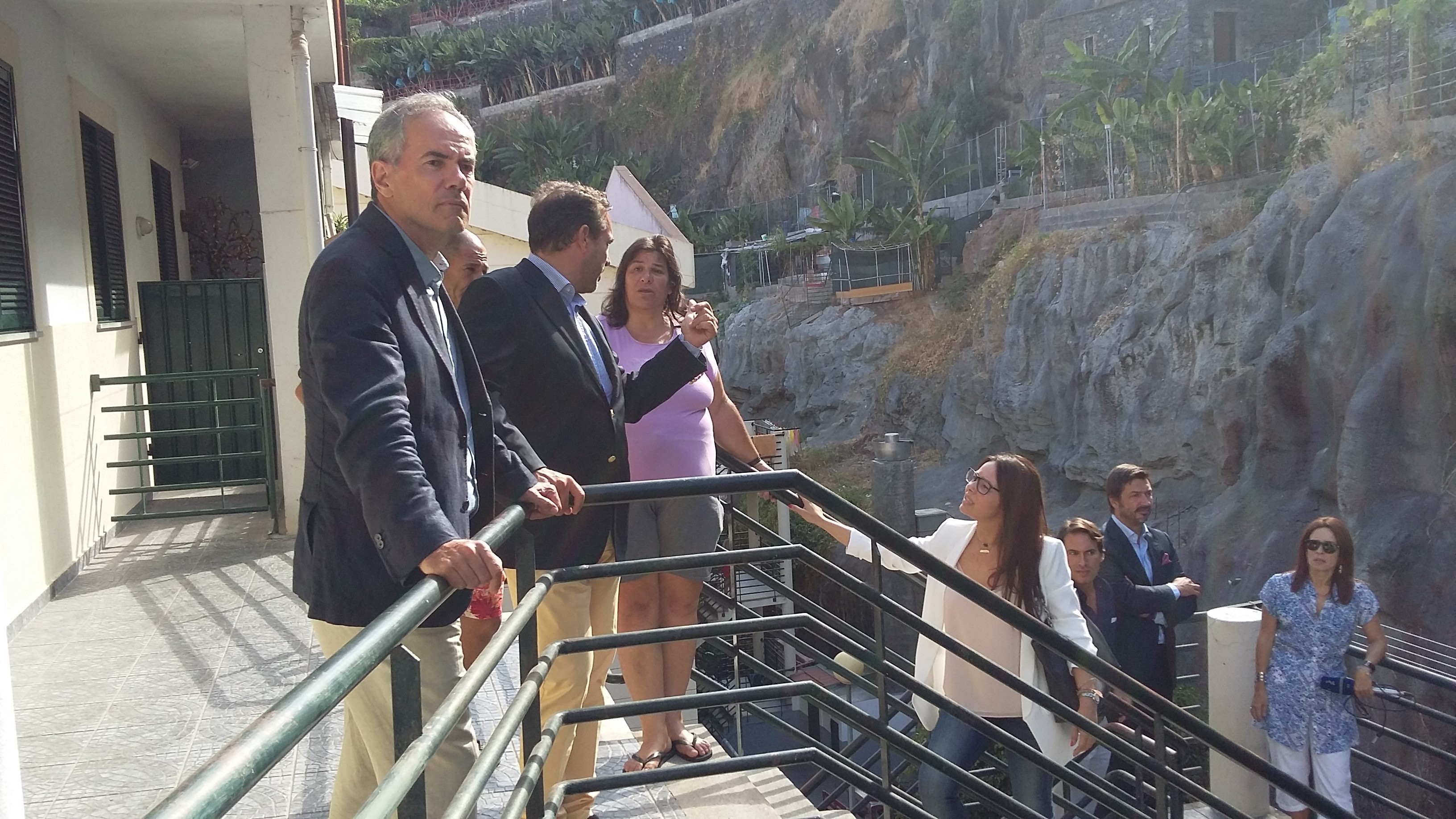 Consolidação da escarpa vai continuar atrás do Centro de Saúde de Câmara de Lobos