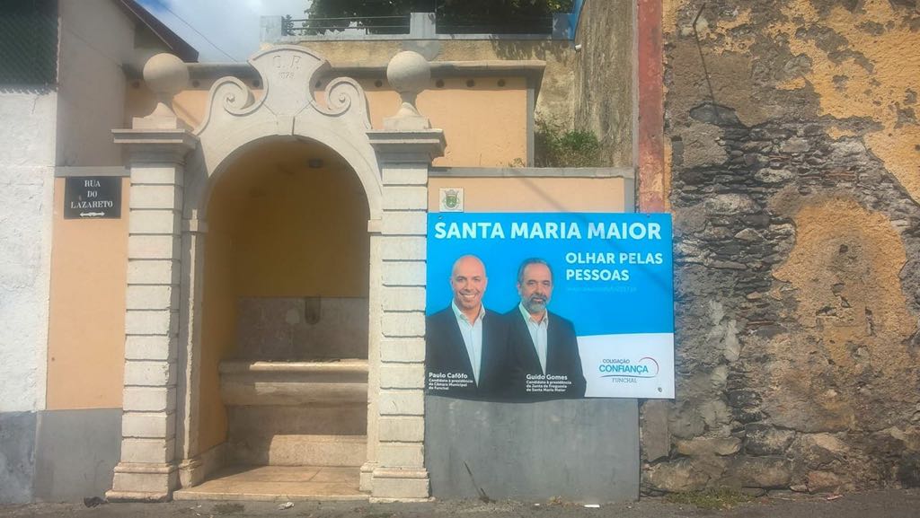 Cartaz de Cafôfo não poupa fontanário de Santa Maria Maior recuperado em nome do património histórico
