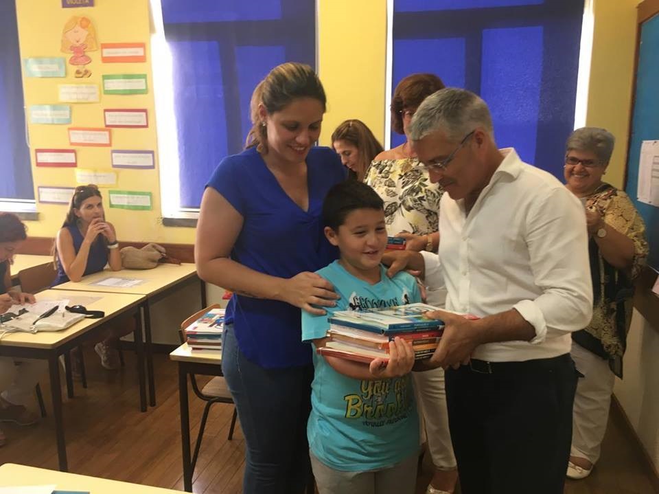 Câmara de Santa Cruz distribui manuais a alunos do 1.º Ciclo