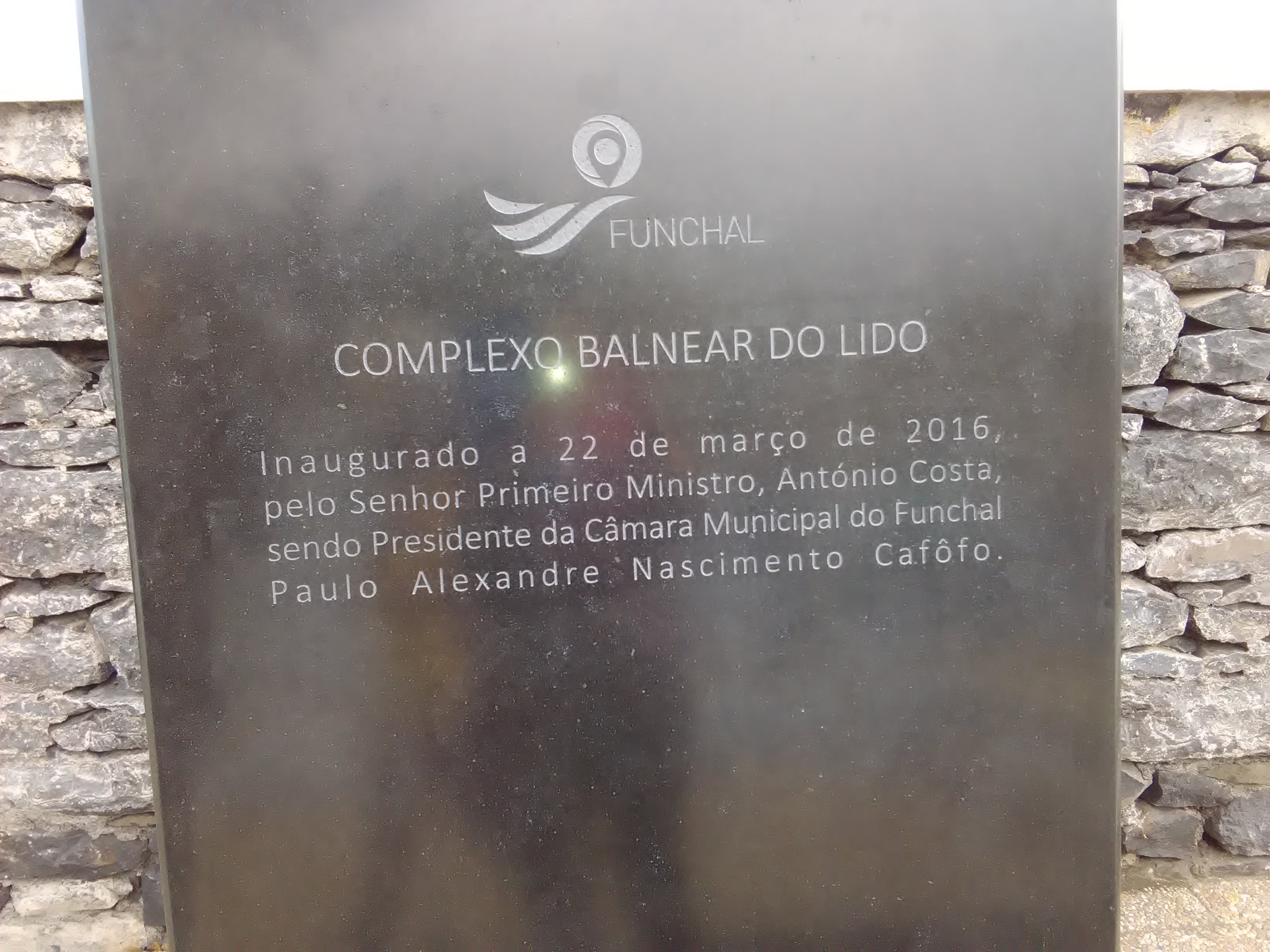 “Funchal Forte” quer derreter placa de “inauguração” do Lido e “repor verdade histórica”